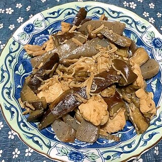 鶏ムネ肉となすとこんにゃくときのこの炒め物